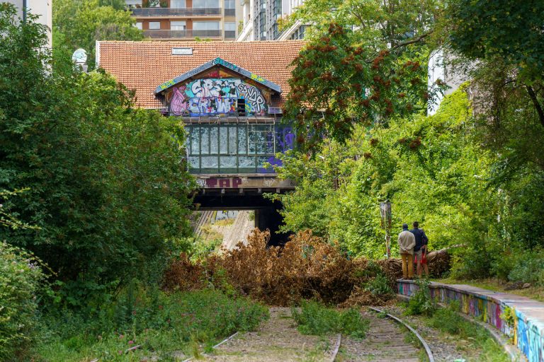 La gare de Charonne depuis les voies de la Petite Ceinture en 2020